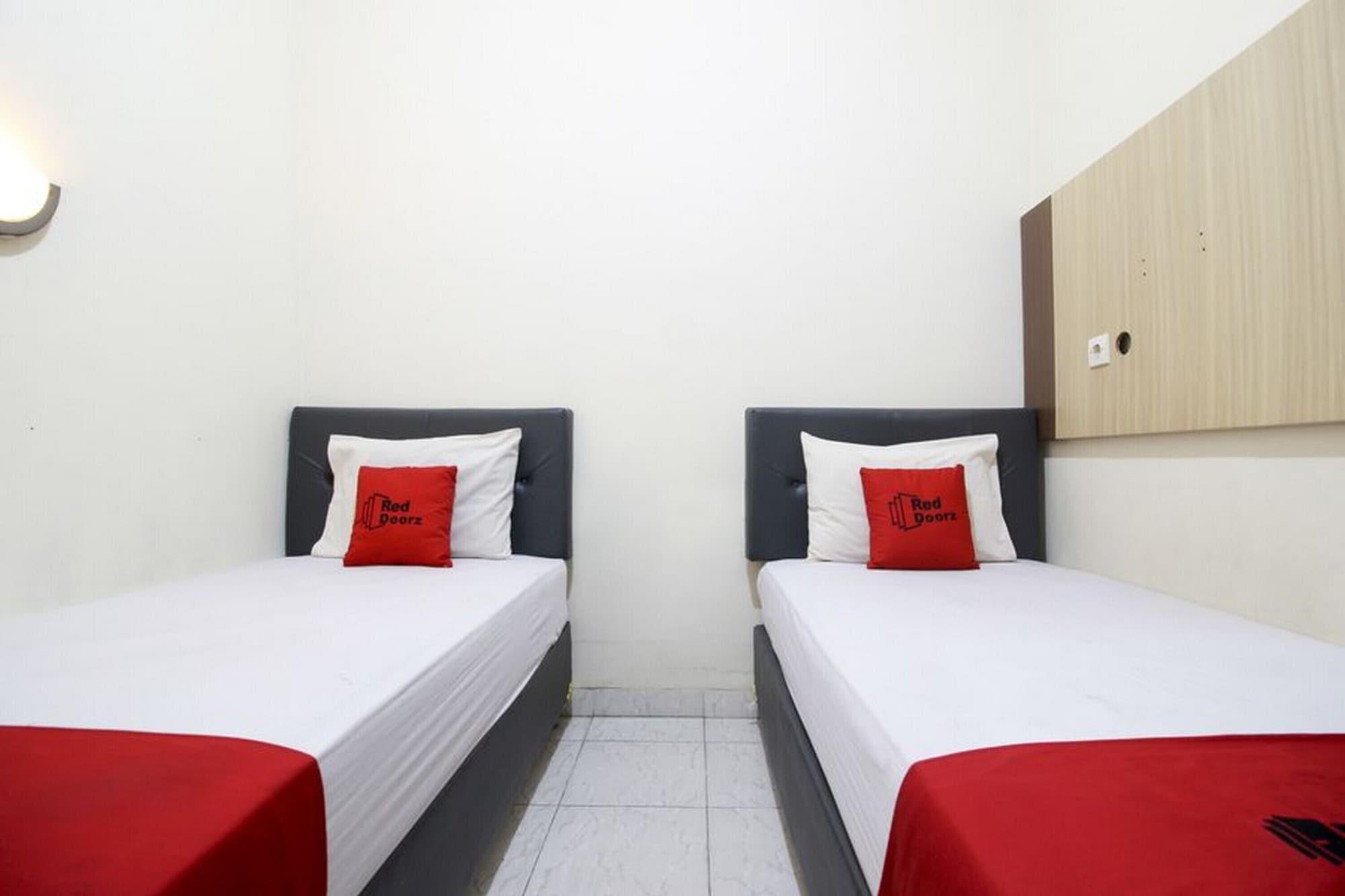 Reddoorz Plus Near Stadion Mandala Krida Yogyakarta Exteriör bild