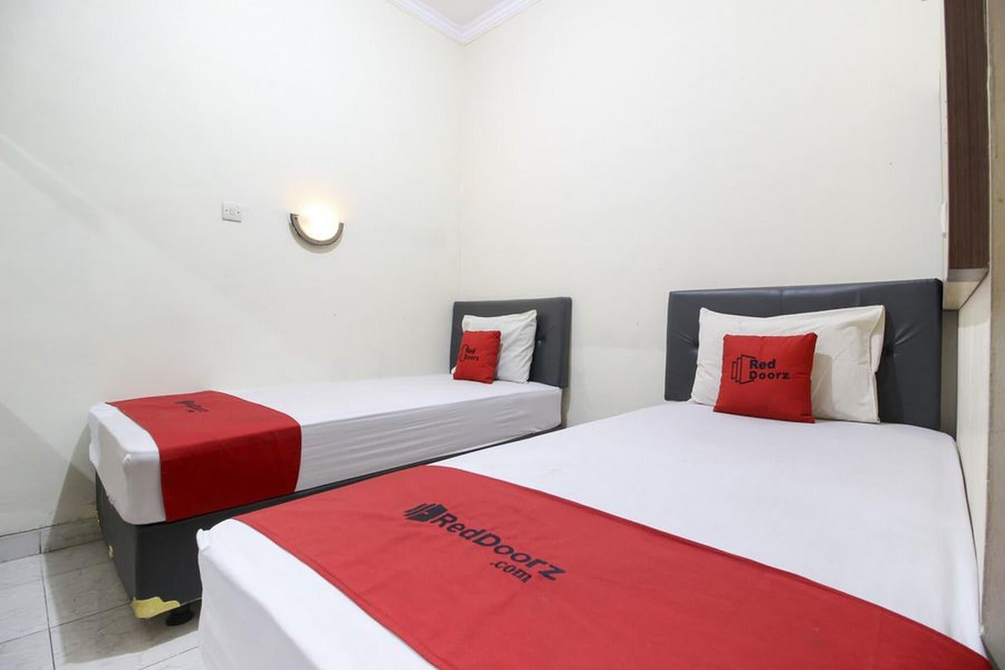 Reddoorz Plus Near Stadion Mandala Krida Yogyakarta Exteriör bild
