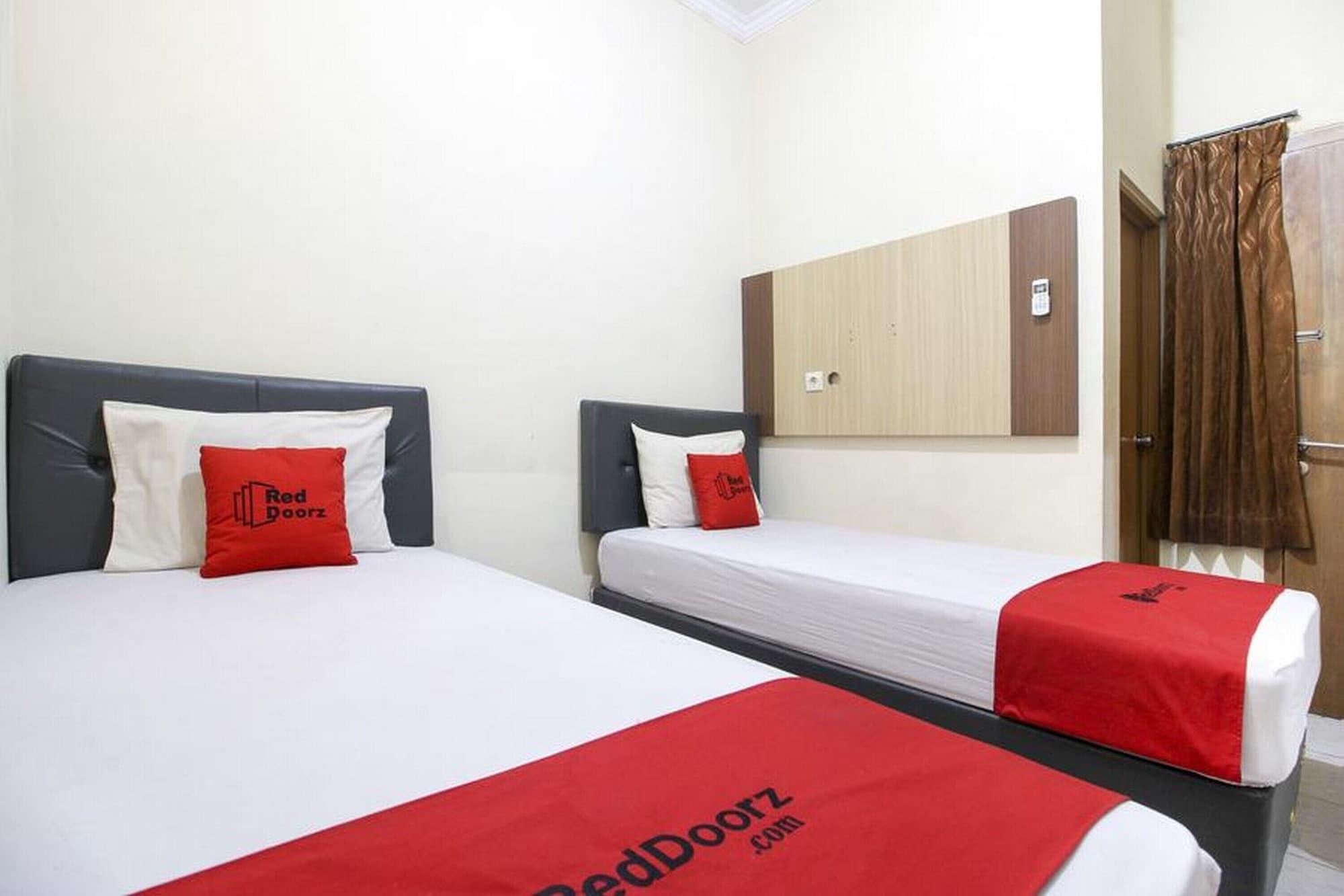 Reddoorz Plus Near Stadion Mandala Krida Yogyakarta Exteriör bild