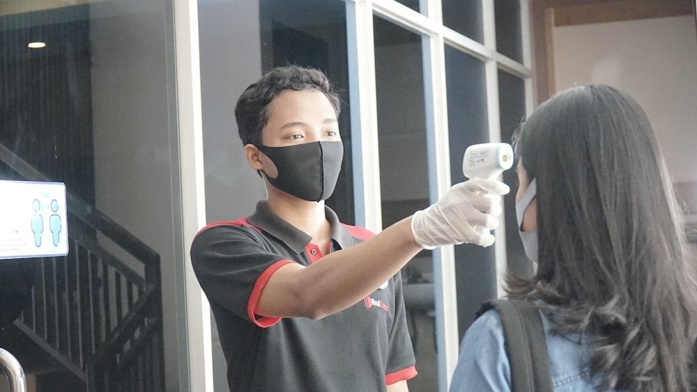 Reddoorz Plus Near Stadion Mandala Krida Yogyakarta Exteriör bild