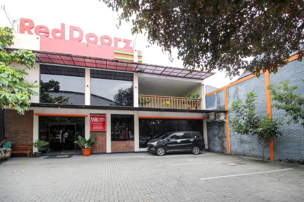 Reddoorz Plus Near Stadion Mandala Krida Yogyakarta Exteriör bild