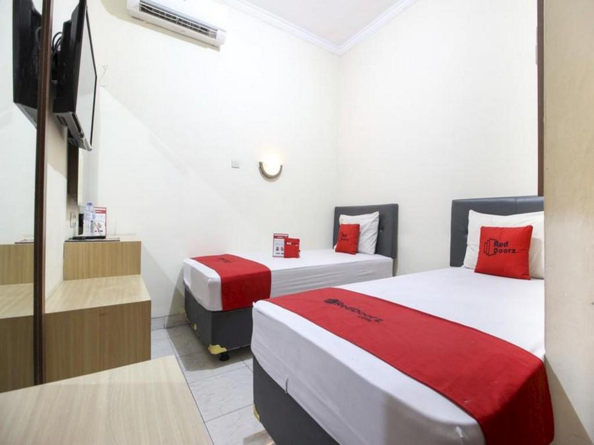 Reddoorz Plus Near Stadion Mandala Krida Yogyakarta Exteriör bild