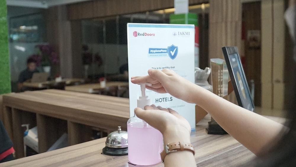 Reddoorz Plus Near Stadion Mandala Krida Yogyakarta Exteriör bild