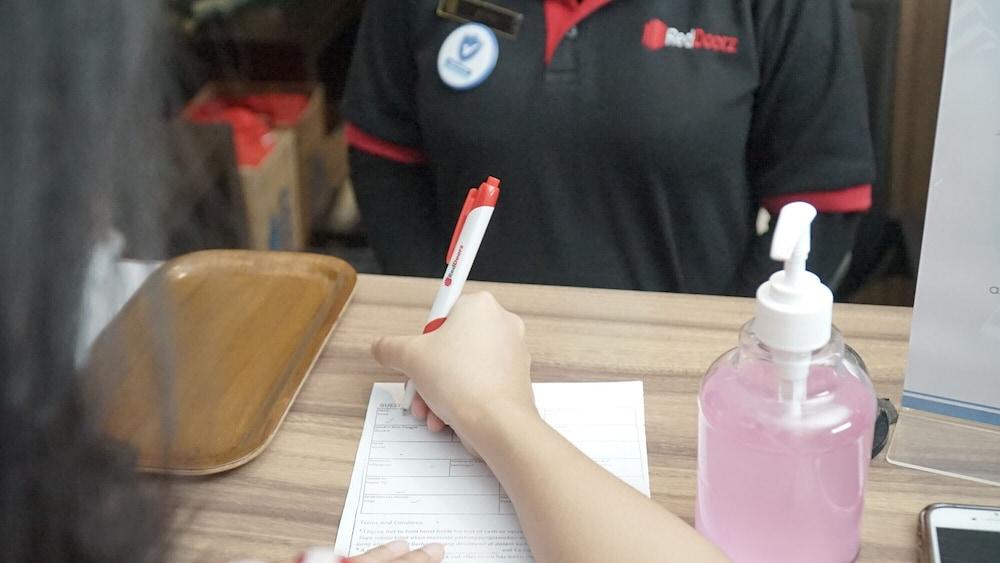 Reddoorz Plus Near Stadion Mandala Krida Yogyakarta Exteriör bild