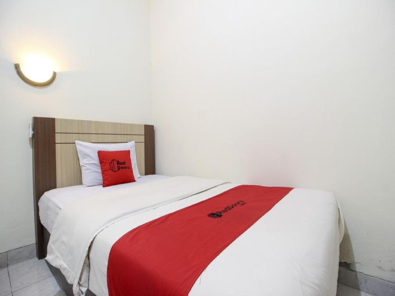 Reddoorz Plus Near Stadion Mandala Krida Yogyakarta Exteriör bild