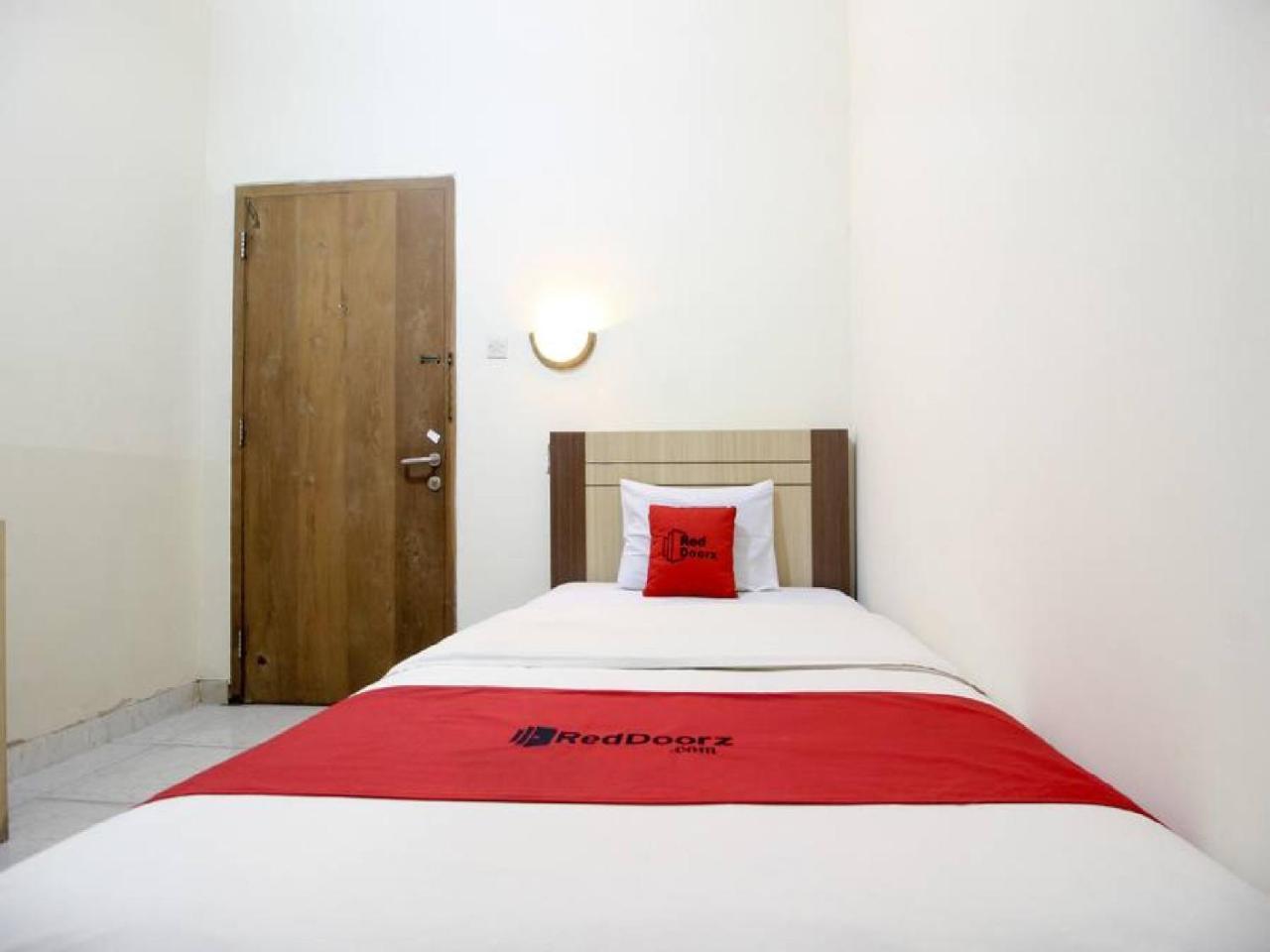 Reddoorz Plus Near Stadion Mandala Krida Yogyakarta Exteriör bild